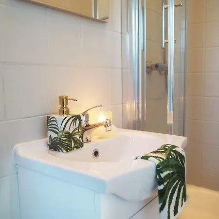 Lotus Apartment *